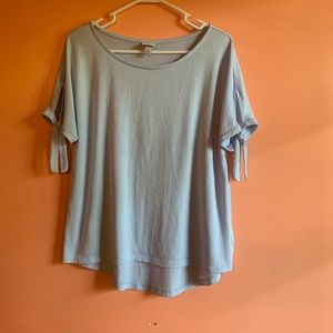 Baby blue t-shirt with short tie sleeves